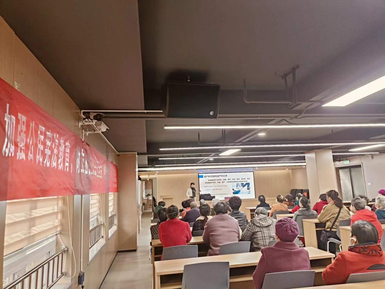 张娟律师开展“宪法日”进村社区普法宣讲（图1）
